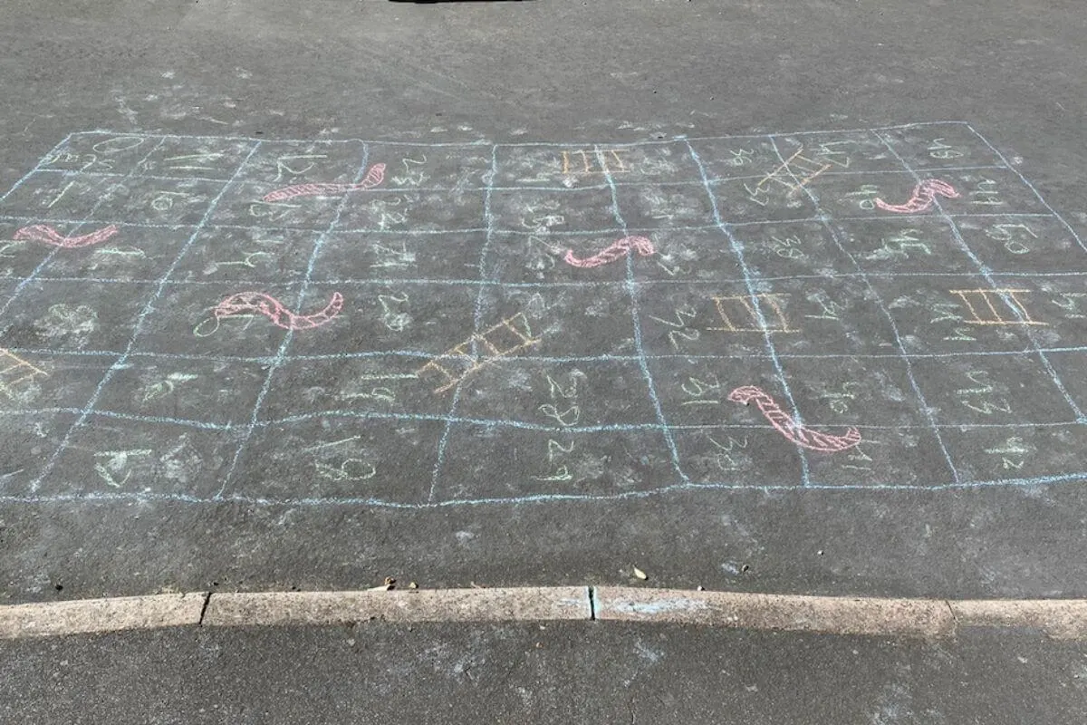 Chalk noughts and crosses on a pavement