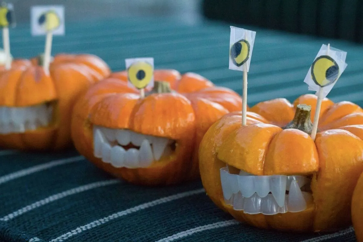 Pumpkins with false teeth